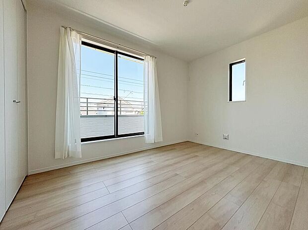 【リビング以外の居室】広々とした居住空間は日々の暮らしを彩り、心のやすらぎと満足感を与えてくれます。通風と採光を考慮した設計は子供たちはのびのび育ち、家族のくつろぎと団らんを生み出します。