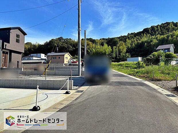 【前面道路含む現地写真】前面道路は交通量の少ない道路です。ゆとりがあり、駐車時もゆっくりと落ち着いて行える立地環境になっています♪