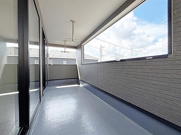 【バルコニー】急な天候変化にも安心のインナーバルコニー仕様♪お洗濯だけでなく、ちょっとしたリラックスできる空間になりそうです☆