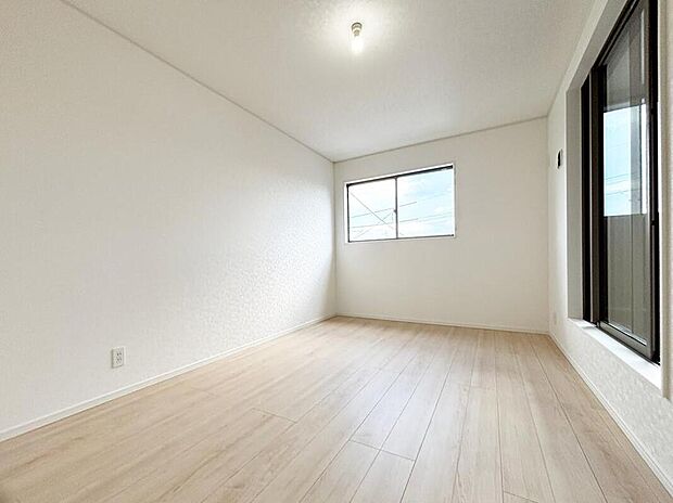 【リビング以外の居室】【2号棟】充分な広さと収納機能を備えた部屋はお子様の自発性と成長を促します。お子様の成長を支える、勉強や好きなことに没頭する学びの空間にどうぞ。