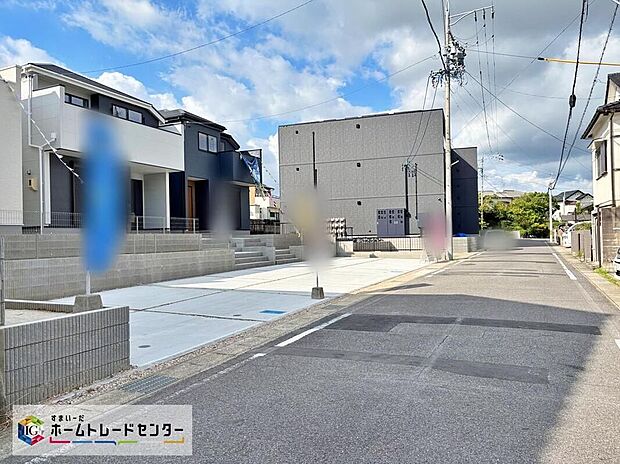 【前面道路含む現地写真】前面道路は交通量の少ない道路です。ゆとりがあり、駐車時もゆっくりと落ち着いて行える立地環境になっています♪