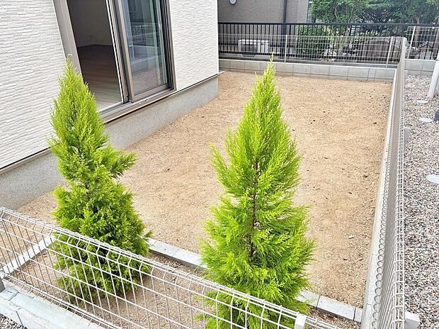 【庭】【5号棟】お庭がございます♪
小さなお子様の遊び場や、ガーデニングなどお好みにお楽しみいただけます♪