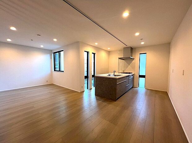 【リビング】(2025年12月)撮影家族が自然と集う広々リビング。大きな窓から光が降り注ぎ、あたたかな時間を育む、心豊かな空間です。