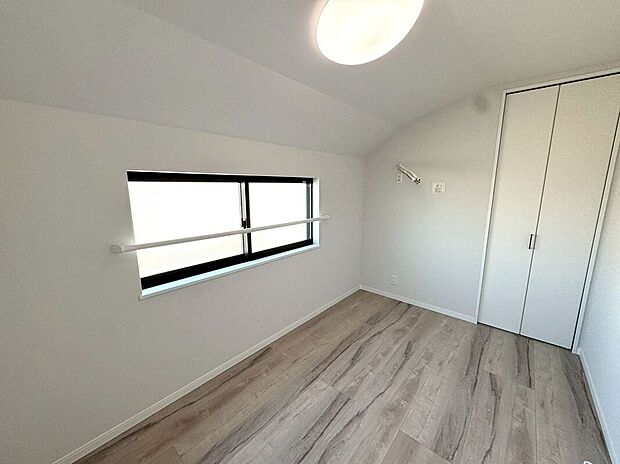 【内観】(2025年12月)撮影 木目の風合いがやさしい印象を与える居室。ナチュラルな雰囲気の中で、心からリラックスできる空間です。