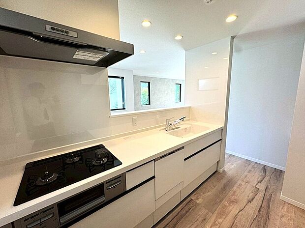 【内観】(2025年12月)撮影 白を基調とした明るく清潔感あふれるキッチン。開放的な雰囲気で、毎日の料理が楽しくなる心地よい空間です。