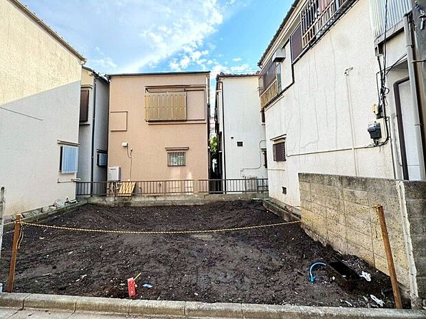 【現地】(2025年12月)撮影車を使うライフスタイルに嬉しい、スムーズに出入りできる車庫付き。コンパクトながらも機能をしっかりと詰め込んだ、快適な住環境を実現。