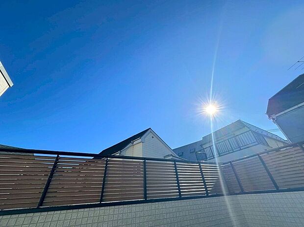 【眺望】空の下に広がる開放的なルーフバルコニー。心地よい風を感じながら、家族や友人と特別な時間を楽しめる贅沢な空間です。