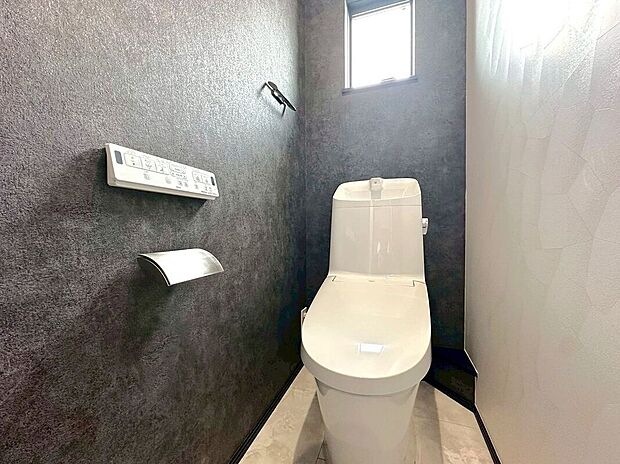 【トイレ】明るく落ち着いた雰囲気のトイレ。収納や動線にも配慮され、清潔で使いやすい、快適な時間を過ごせる空間です。