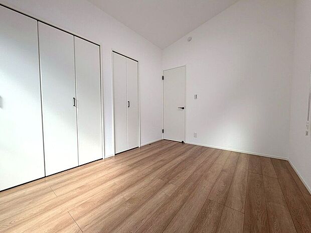 【室内】(2026年3月)撮影豊富な収納スペースを備えた居室。衣類や日用品をすっきり整理でき、広々とした空間で快適にお過ごしいただけます。