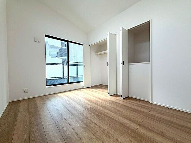 【室内】(2026年3月)撮影陽射しに包まれる居室は、明るく快適な印象。清潔感のある空間で、リラックスできるひとときを過ごせます。