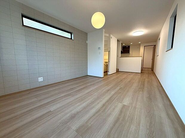 【リビング】(2026年4月)撮影大きな窓からたっぷり光が差し込む、明るく開放的なリビング。家族の笑顔が自然と集まる、心地よい空間です。