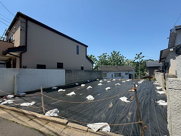 【現地】（2026年5月）撮影  両面道路に面した開放感あふれる立地。陽光に包まれ、風が心地よく通り抜ける明るい住まいです。