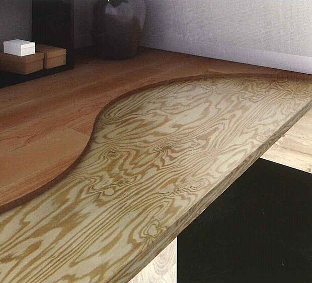 【構造】厚さ24mmもの構造用合板を敷き込み、床梁に打ち付けて一体化。面で荷重を分散させることによって、ゆがみやねじれの少ない高耐久構造となります。地震や台風の際に発生する水平力に特に強い、安心な床構造を実現しました。