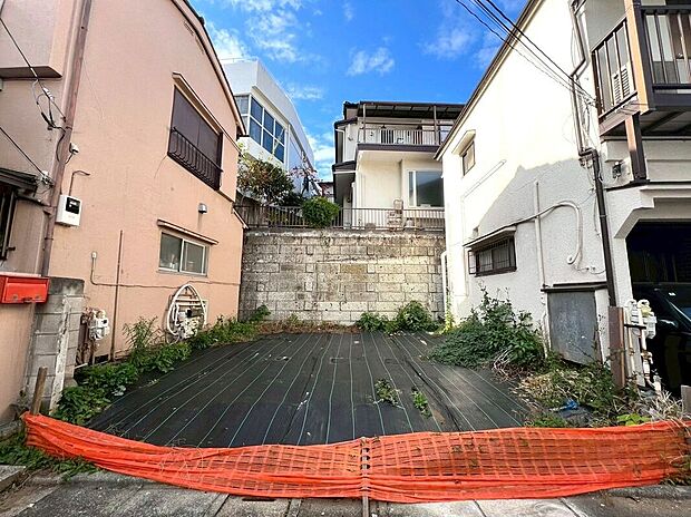 【前面道路含む外観】【現地】（2025年12月）撮影らかな光が届く東向きの整形地。快適な生活動線を描きやすい、住まいづくりに最適な区画。