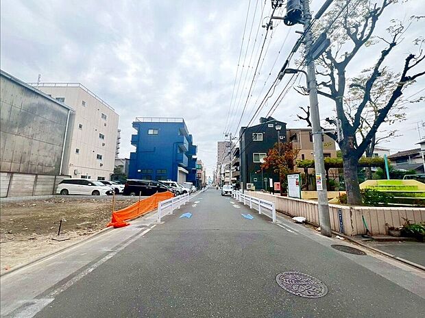 【前面道路含む外観】【現地】(2025年12月)撮影開放的な公道に面しており、駐車もラクラクです。