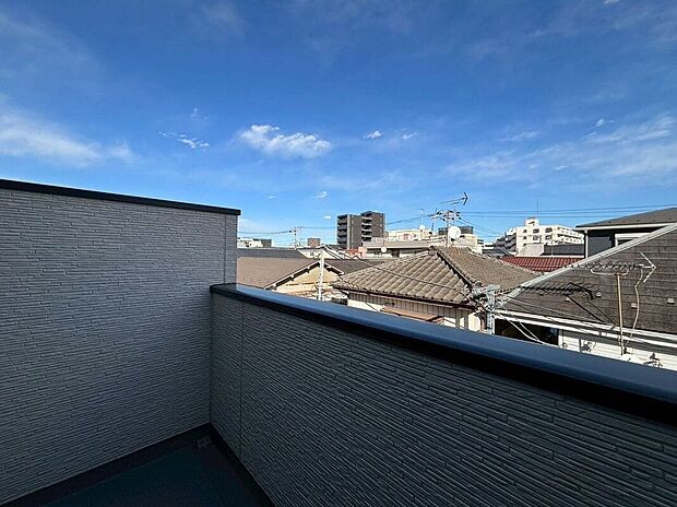 【バルコニー】【バルコニー】(2026年3月)撮影:2号棟明るい陽射しがたっぷり降り注ぐ開放的なバルコニー。洗濯物を干すのはもちろん、リラックスタイムにもぴったりの空間です。