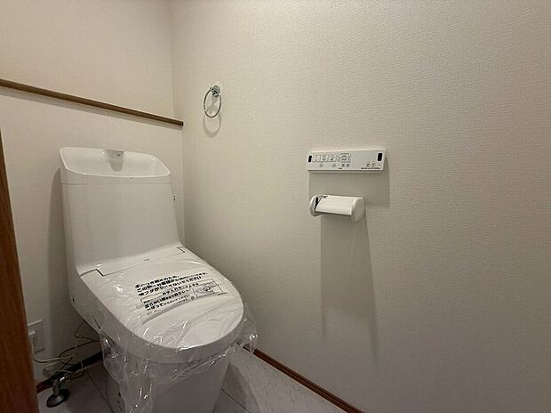 【トイレ】【トイレ】(2026年4月)撮影白を基調とした清潔感あふれるトイレ。上質なデザインで、毎日使う空間に心地よさと快適さをプラスします。