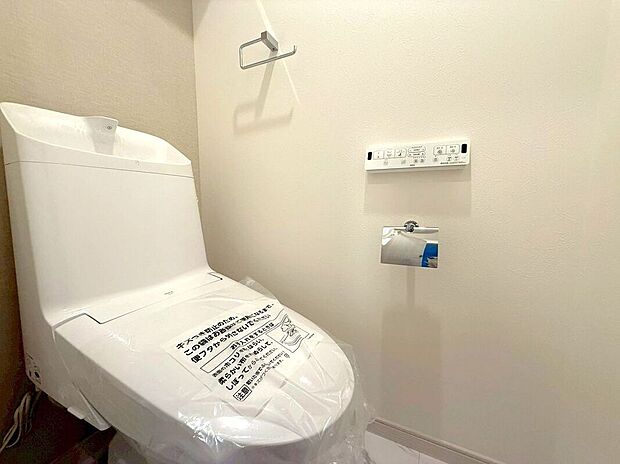 【トイレ】【トイレ】(2026年4月)撮影白を基調とした清潔感あふれるトイレ。上質なデザインで、毎日使う空間に心地よさと快適さをプラスします。