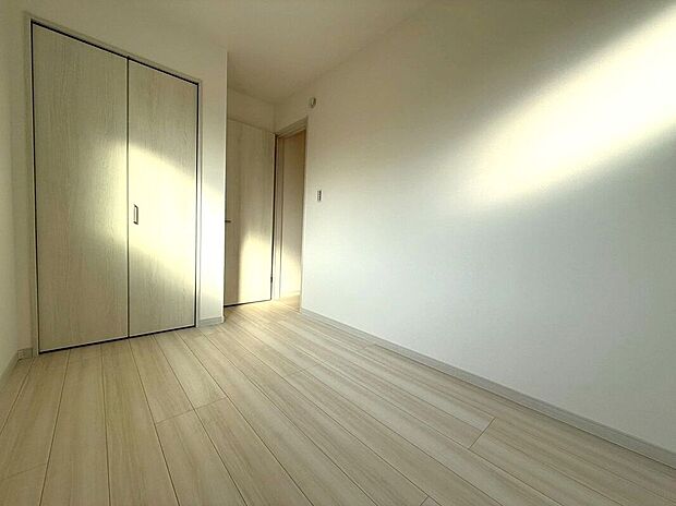 【室内】【室内】(2026年4月)撮影陽射しに包まれる居室は、明るく快適な印象。清潔感のある空間で、リラックスできるひとときを過ごせます。