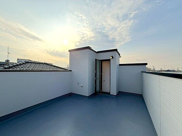 【バルコニー】【バルコニー】(2026年4月)撮影空の下に広がる開放的なルーフバルコニー。心地よい風を感じながら、家族や友人と特別な時間を楽しめる贅沢な空間です。