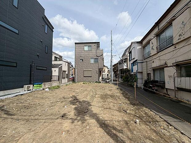 【前面道路含む現地写真】【外観】（2026年4月）撮影  全2区画での分譲。家族のスタイルに合わせて選べるプランをご用意しております。
