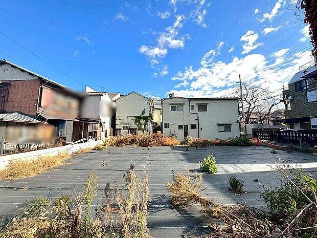 【現地土地写真】【現地】(2026年9月)撮影 南西角地がもたらす優れた採光と通風。ゆったりとした開放感に包まれ、上質な日常を叶える住環境です。