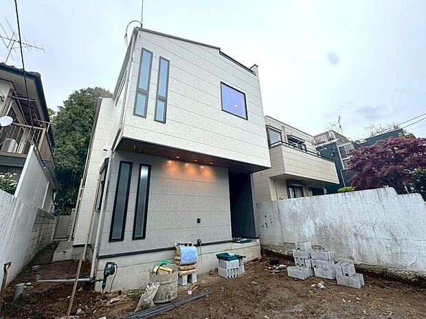 【現地外観写真】【現地】（2026年4月）撮影  2階建てのすっきりとした外観デザインが魅力。スタイリッシュかつ開放感のある住まいです。