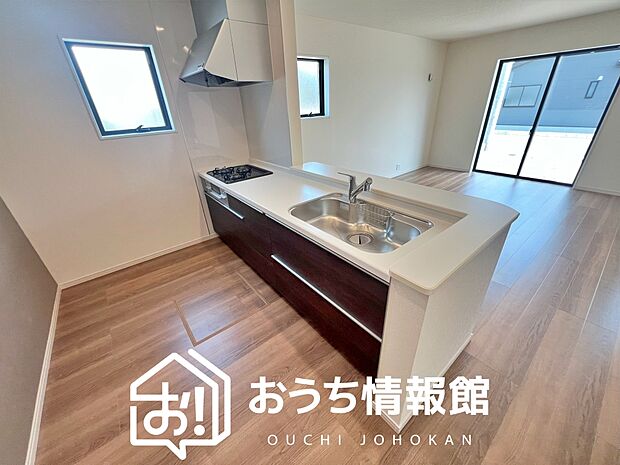 現地写真(キッチン)
収納たっぷりのシステムキッチン、浄水器付水栓を標準装備しています。