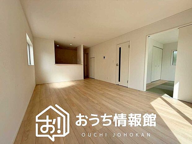 現地写真（リビング）
フローリング材には、木目、色調など木材特有の風合いがあり、ナチュラルな美しさになっています。