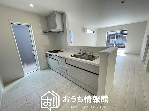 現地写真(キッチン)
収納たっぷりのシステムキッチン、浄水器付水栓を標準装備しています。