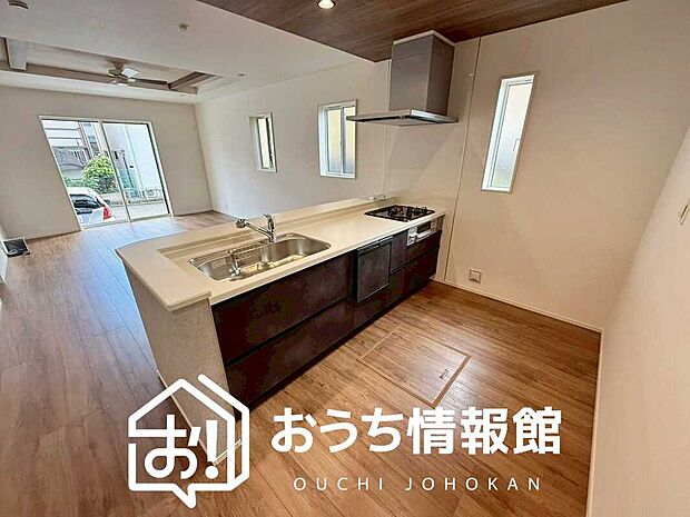 現地写真(キッチン)
収納たっぷりのシステムキッチン、浄水器付水栓を標準装備しています。