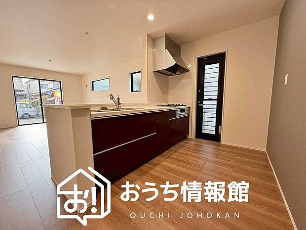 現地写真(キッチン)
収納たっぷりのシステムキッチン、浄水器付水栓を標準装備しています。