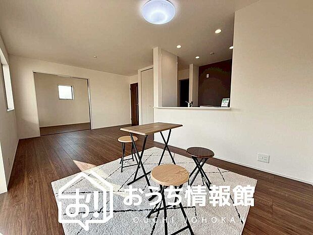 現地写真(リビング)
フローリング材には、木目、色調など木材特有の風合いがあり、ナチュラルな美しさになっています。