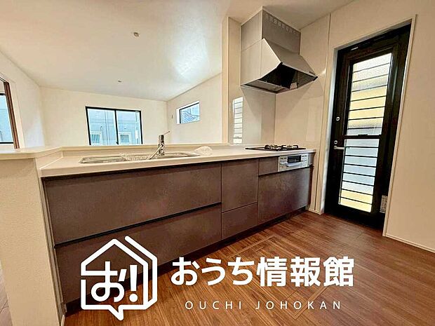 現地写真(キッチン)
収納たっぷりのシステムキッチン、浄水器付水栓を標準装備しています。