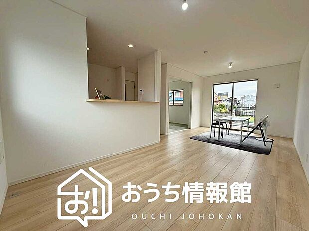 現地写真(リビング)
フローリング材には、木目、色調など木材特有の風合いがあり、ナチュラルな美しさになっています。