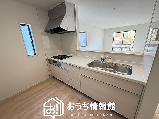 現地写真（キッチン）
収納たっぷりのシステムキッチン、浄水器付水栓を標準装備しています。