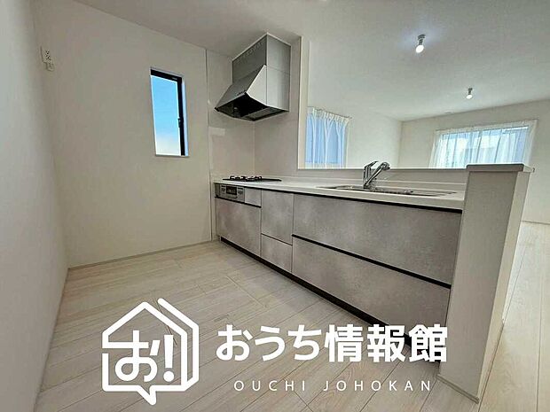 現地写真（キッチン）
収納たっぷりのシステムキッチン、浄水器付水栓を標準装備しています。