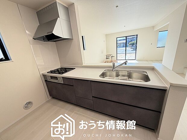 現地写真（キッチン）
収納たっぷりのシステムキッチン、浄水器付水栓を標準装備しています。
