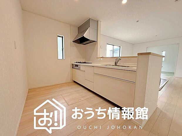 現地写真（キッチン）
収納たっぷりのシステムキッチン、浄水器付水栓を標準装備しています。