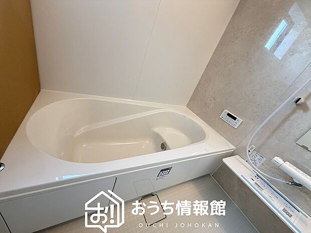 現地写真（浴室）
浴室暖房乾燥機付き。１坪タイプで広々です。