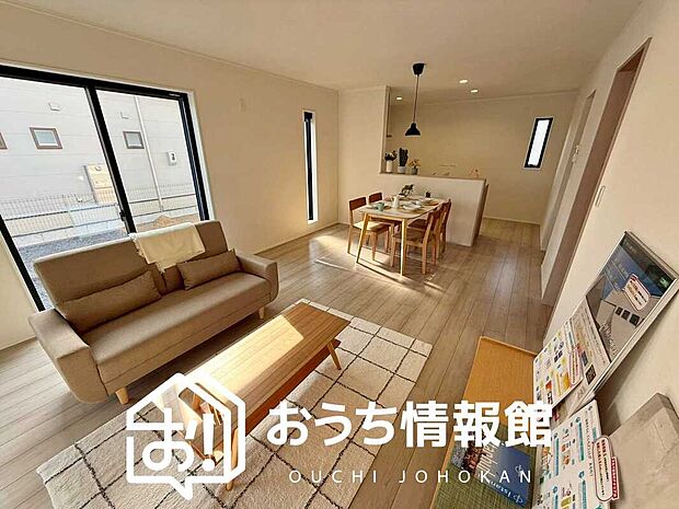 現地写真（リビング）
フローリング材には、木目、色調など木材特有の風合いがあり、ナチュラルな美しさになっています。