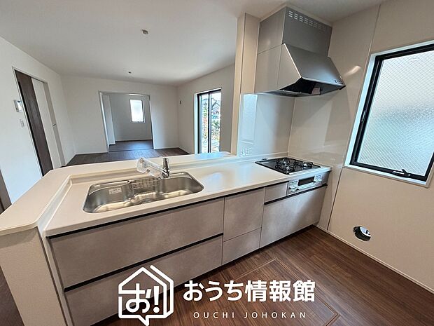 現地写真（キッチン）
収納たっぷりのシステムキッチン、浄水器付水栓を標準装備しています。