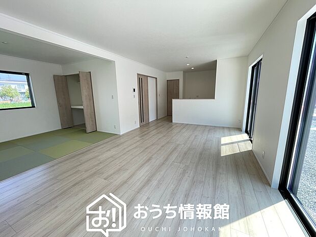 現地写真（リビング）
フローリング材には、木目、色調など木材特有の風合いがあり、ナチュラルな美しさになっています。