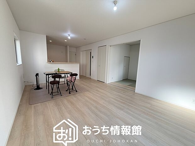 現地写真（リビング）
フローリング材には、木目、色調など木材特有の風合いがあり、ナチュラルな美しさになっています。