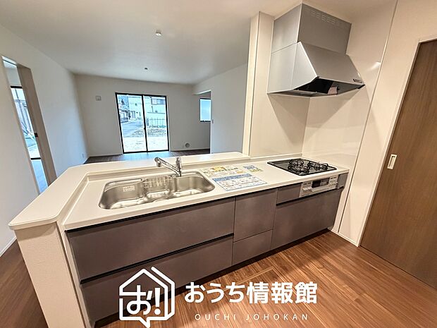 現地写真（キッチン）
収納たっぷりのシステムキッチン、浄水器付水栓を標準装備しています。