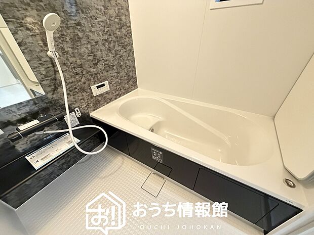 現地写真（浴室）
浴室暖房乾燥機付き。１坪タイプで広々です。