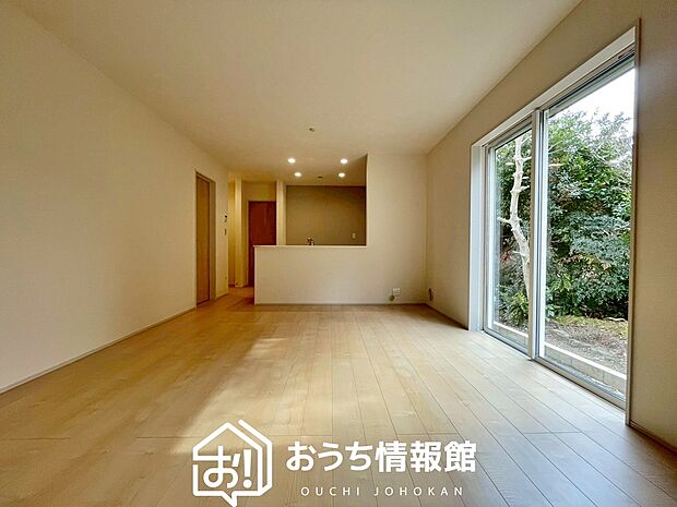 現地写真（リビング）
フローリング材には、木目、色調など木材特有の風合いがあり、ナチュラルな美しさになっています。