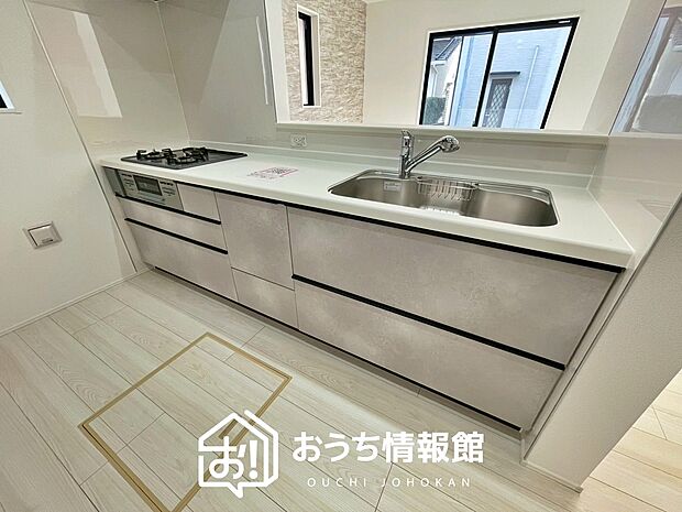 現地写真(キッチン)
収納たっぷりのシステムキッチン、浄水器付水栓を標準装備しています。