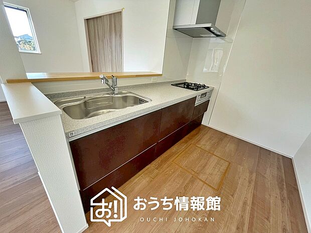 現地写真(キッチン)
収納たっぷりのシステムキッチン、浄水器付水栓を標準装備しています。