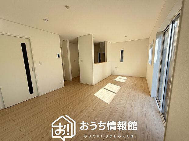 現地写真(リビング)
フローリング材には、木目、色調など木材特有の風合いがあり、ナチュラルな美しさになっています。